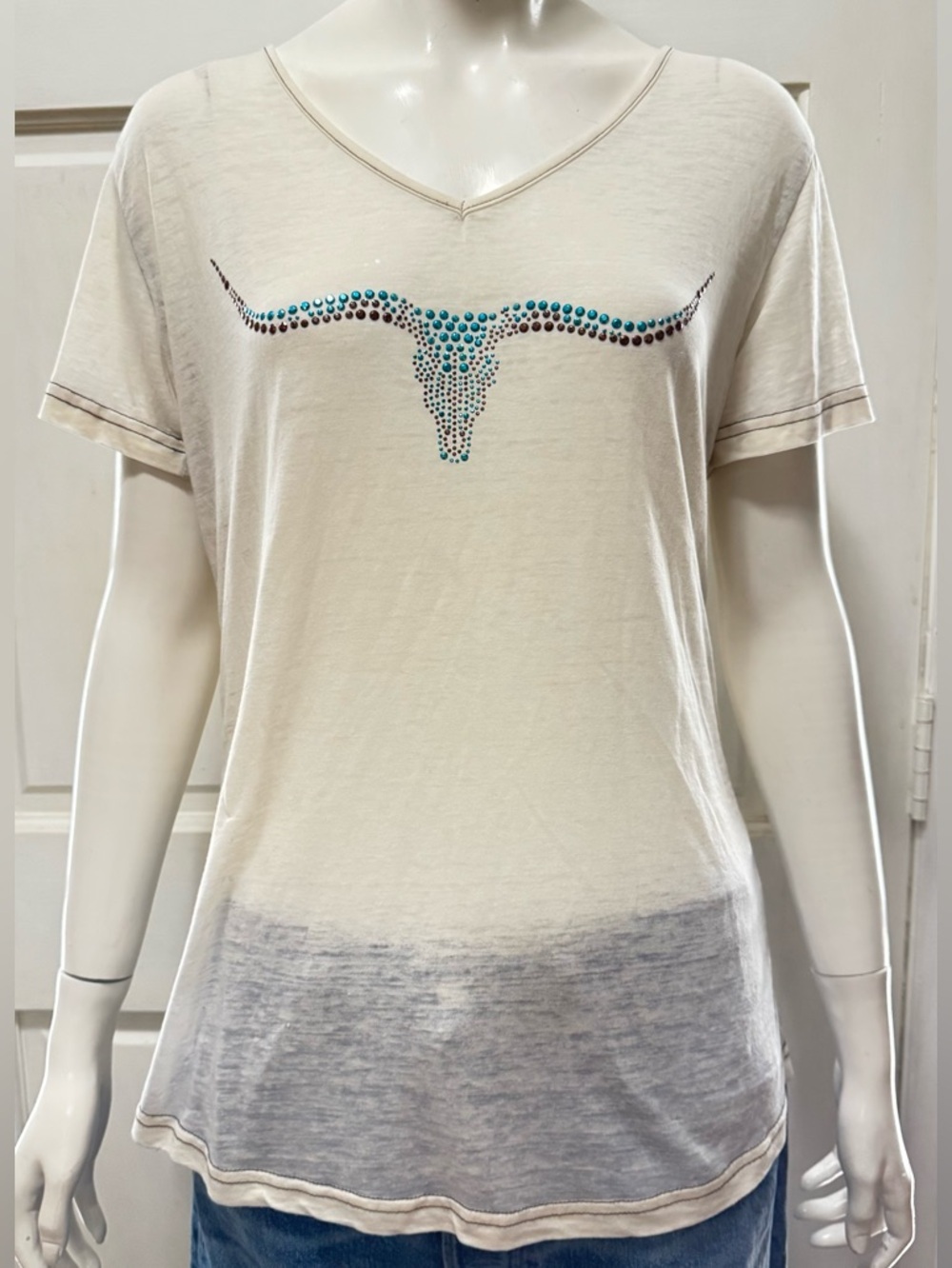 Cowgirl HARDWARE Women's Cream V-Neck Rhinestone Longhorn Tee Sz L P-34